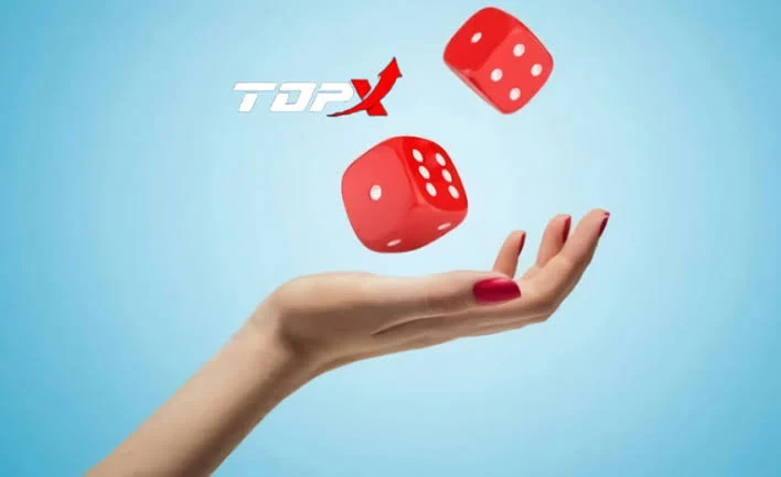 Mão feminina lançando dois dados vermelhos, com o logotipo da TopX ao fundo